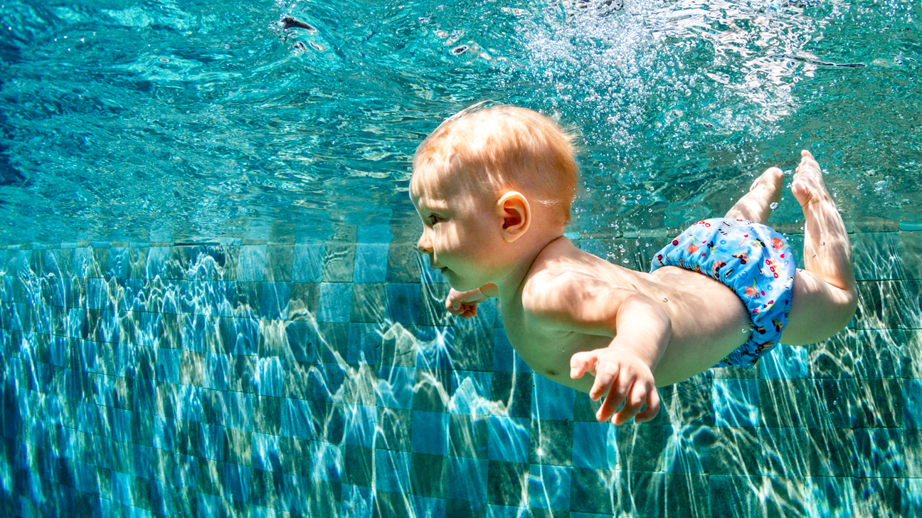 Natacao para bebes bebezinho na piscina