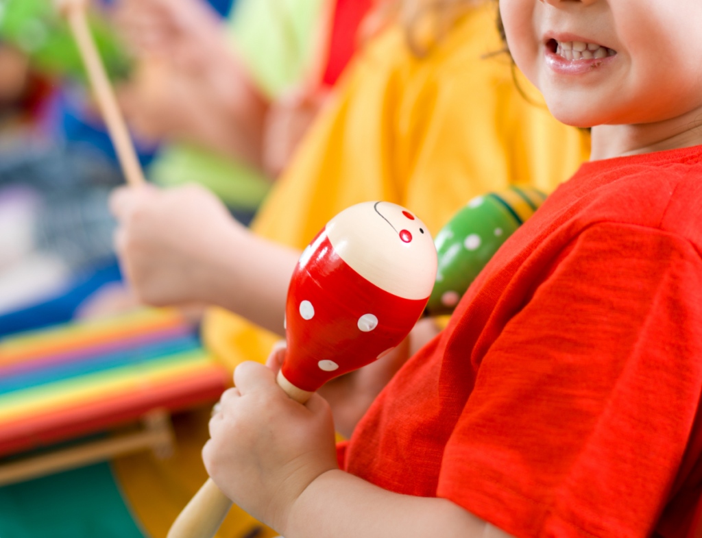 Criança brincando com brinquedo