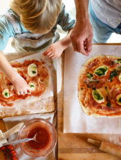 Preparando uma mini pizza nas ferias com seu filho