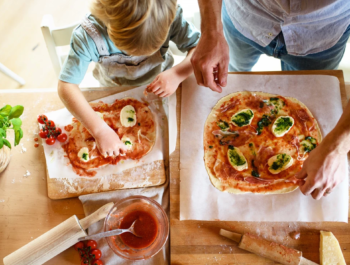 Preparando uma mini pizza nas ferias com seu filho