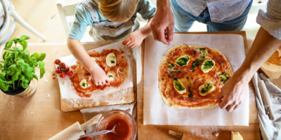 Preparando uma mini pizza nas ferias com seu filho