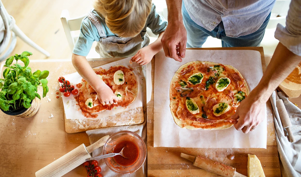 Preparando uma mini pizza nas ferias com seu filho