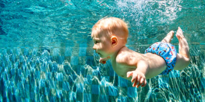 Natação infantil desenvolvendo o corpo e a mente do seu bebê